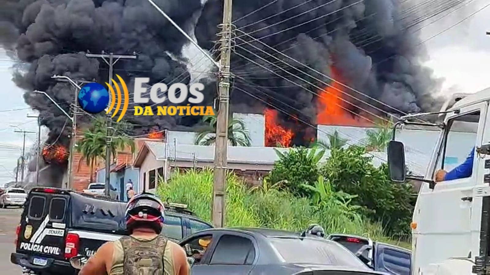 Incêndio destrói lojas comerciais em Cruzeiro do Sul; veja vídeo