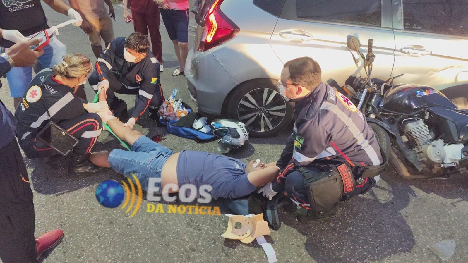Colisão entre moto e carro deixa motociclista com fratura exposta