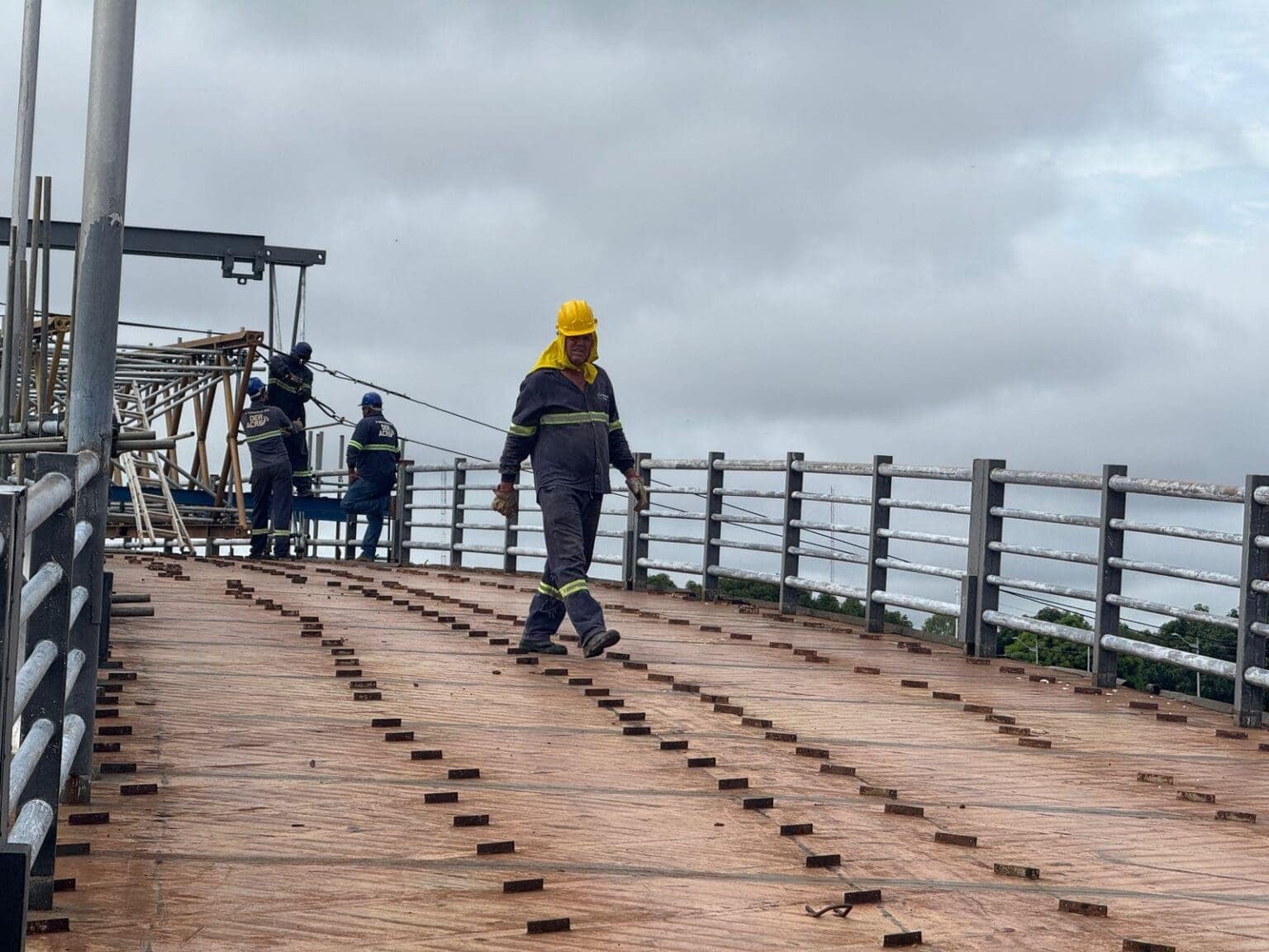 Governo do Acre acompanha obras de recuperação da Passarela Joaquim Macedo