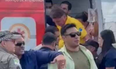 Jair Bolsonaro chega de ambulância para pegar helicóptero e ser transferido para Natal. Créditos: Reprodução de vídeo / Instagram