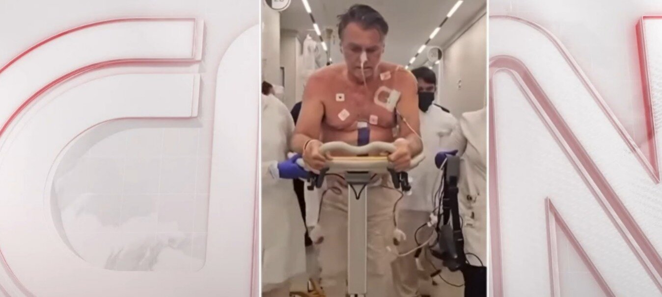 Jair Bolsonaro caminha ao lado de médicos após cirurgia no intestino; veja vídeo