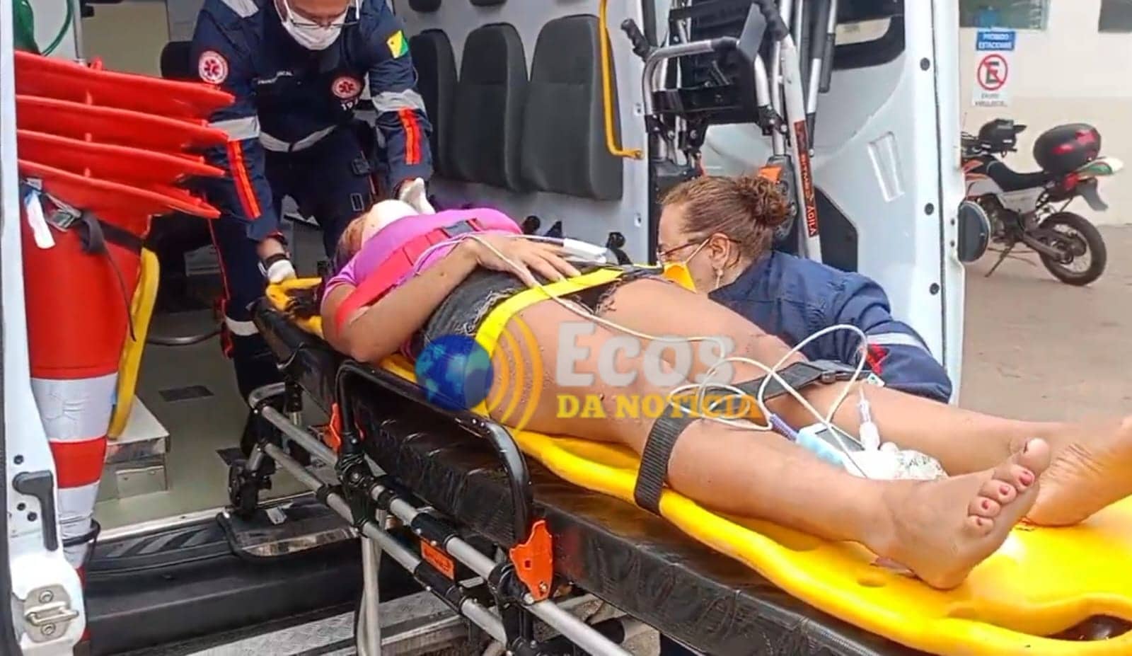 Secretária do lar é atropelada por motocicleta, desmaia após pancada e vai parar no Pronto-Socorro