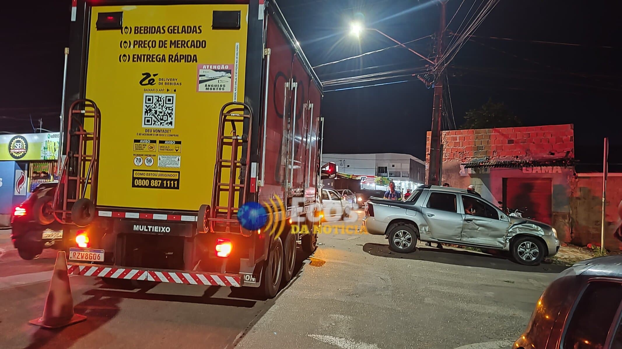 Acidente entre caminhonete e caminhão é registrado no Conjunto Esperança, em Rio Branco