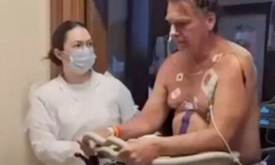 Ex-presidente Jair Bolsonaro caminha dentro de hospital após cirurgia, em imagem retirada de vídeo publicado em rede social em 15/04/2025 Jair M. Bolsonaro via Instagram via REUTERS