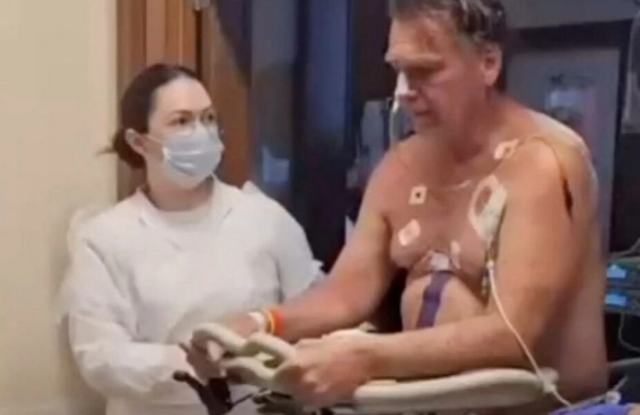Ex-presidente Jair Bolsonaro caminha dentro de hospital após cirurgia, em imagem retirada de vídeo publicado em rede social em 15/04/2025 Jair M. Bolsonaro via Instagram via REUTERS