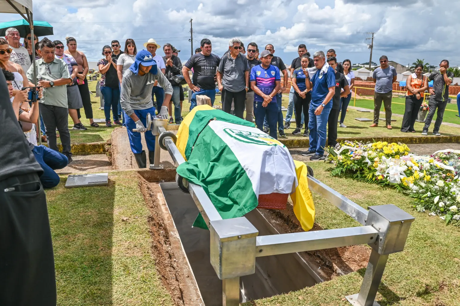 Corpo de Toniquim é sepultado sob forte comoção no Acre