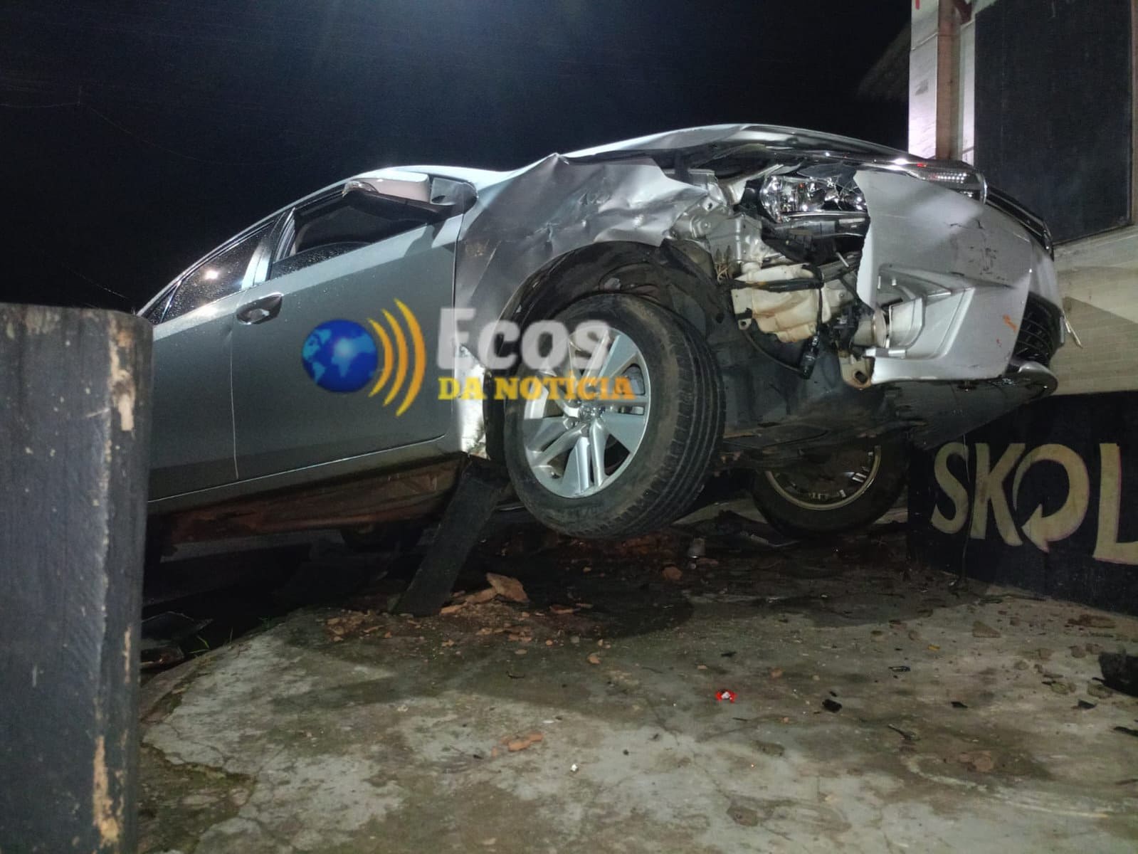 Colisão entre dois veículos termina com carro lançado contra fachada de comércio em Rio Branco