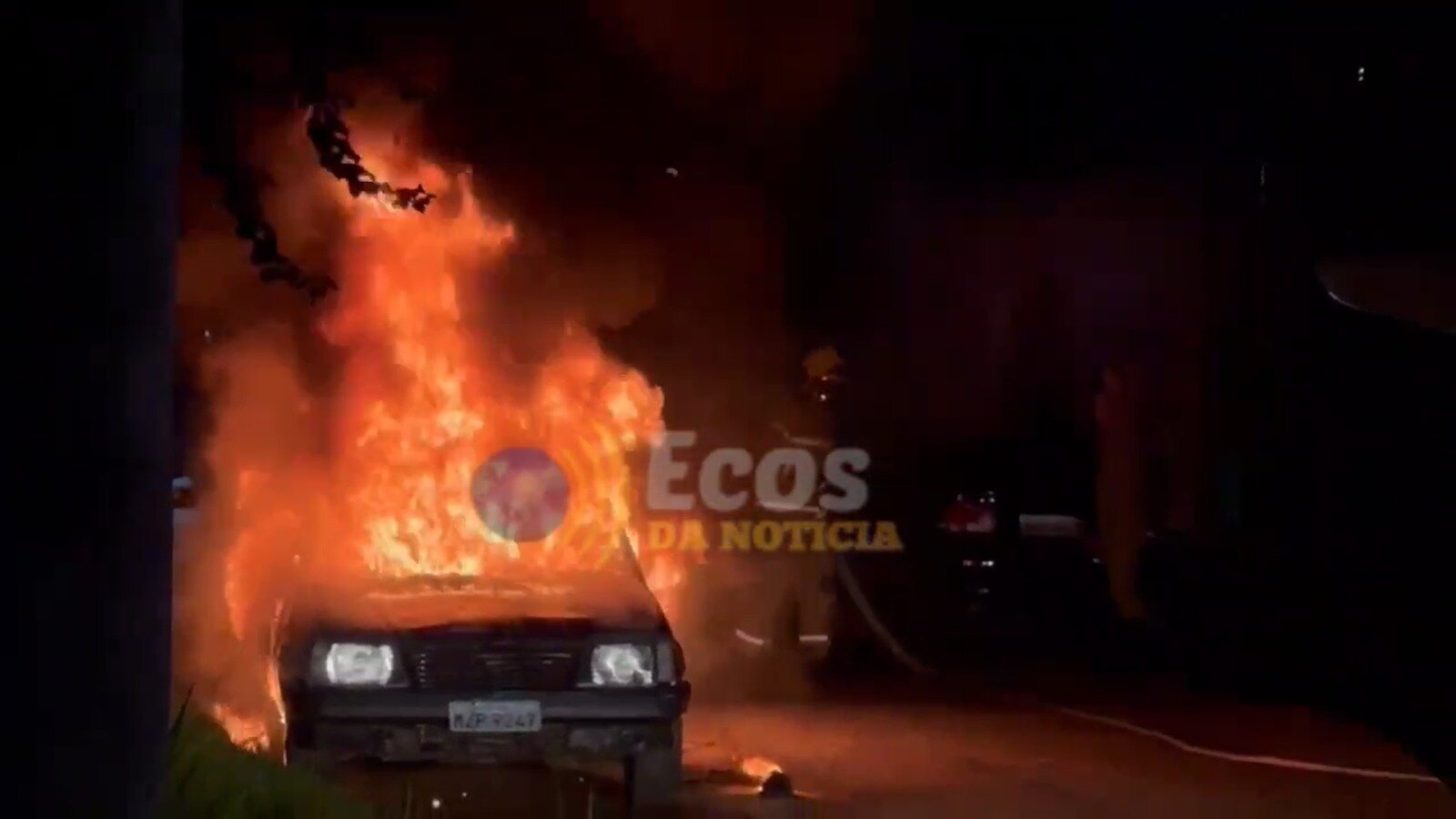 Criminosos incendeiam carro durante festa no bairro Jardim Primavera
