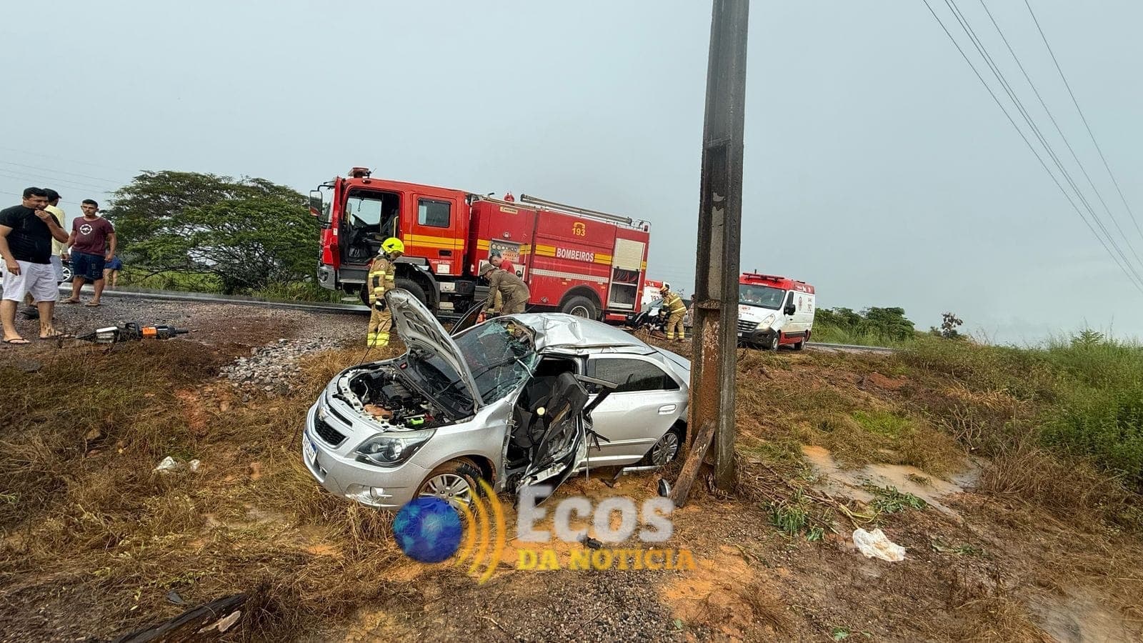 Carro aquaplana e bate em poste na BR-317; motorista é resgatado com ferimentos leves