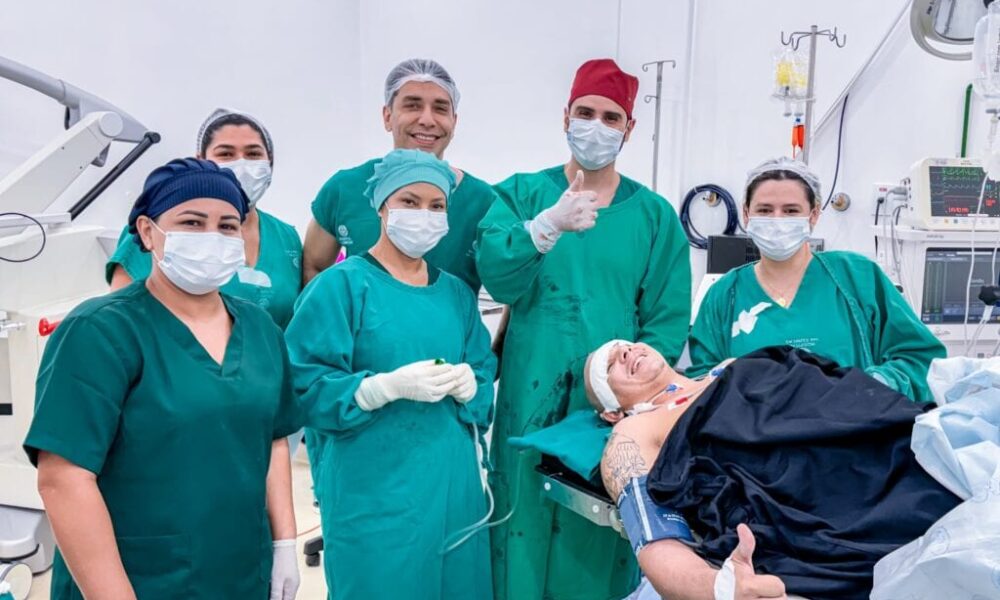 Cirurgia foi conduzida pelos neurocirurgiões Juan Dorado, Luan Messias e Ivan Ortiz, com apoio de uma equipe multiprofissional altamente qualificada. Foto: Agnes Cavalcante/Fundhacre