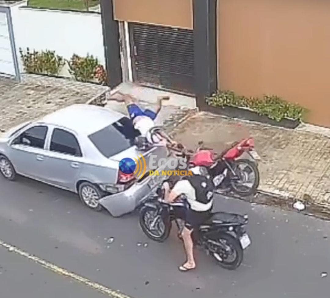Motociclista colide com carro estacionado em Cruzeiro do Sul