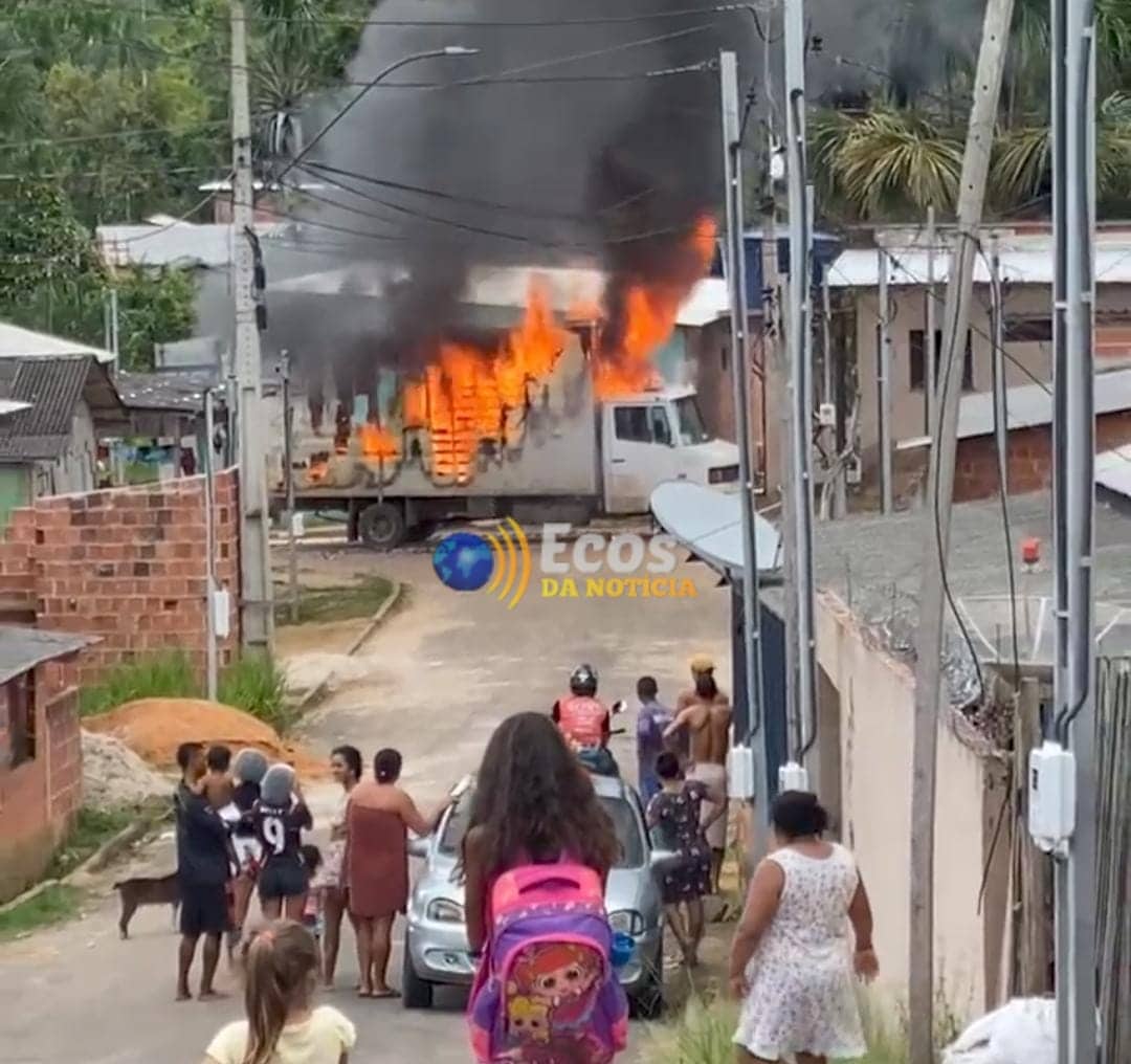 Caminhão de empresa privada pega fogo em Cruzeiro do Sul; veja vídeo