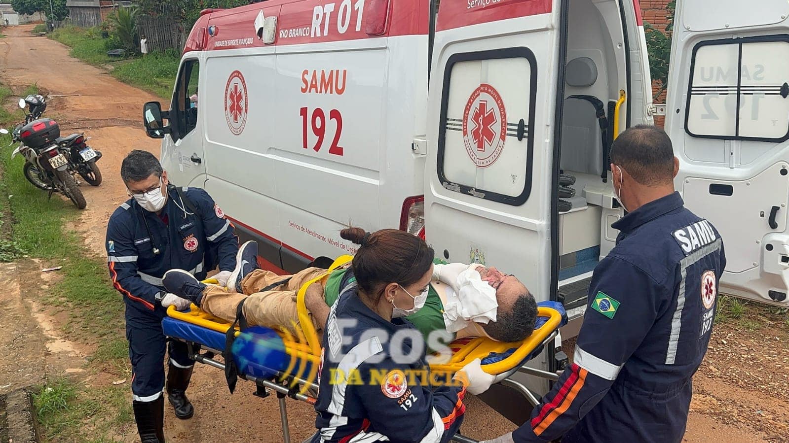 Homens ficam feridos após acidente de trabalho em fossa