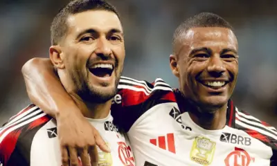arrascaeta-de-la-cruz-flamengo-gremio-e1744582628861 Arrascaeta celebra seu segundo gol pelo Flamengo contra o Grêmio com o companheiro De la Cruz • Adriano Fontes/Flamengo