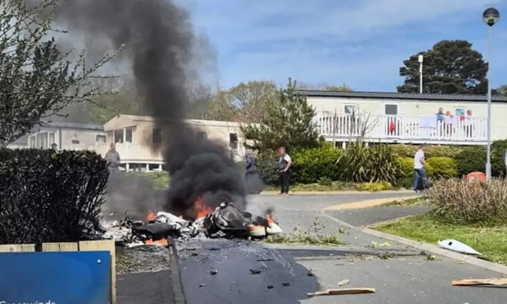 aviao-bate-casa O avião pegou fogo após bater na casa (Foto: Reprodução/Redes Sociais)