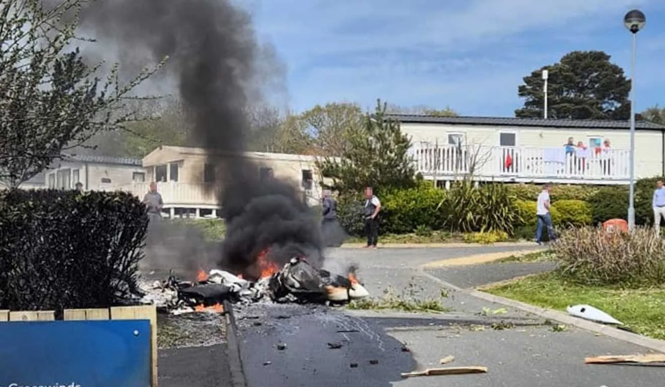 Avião bate em casa e pega fogo durante pouso forçado; veja vídeo
