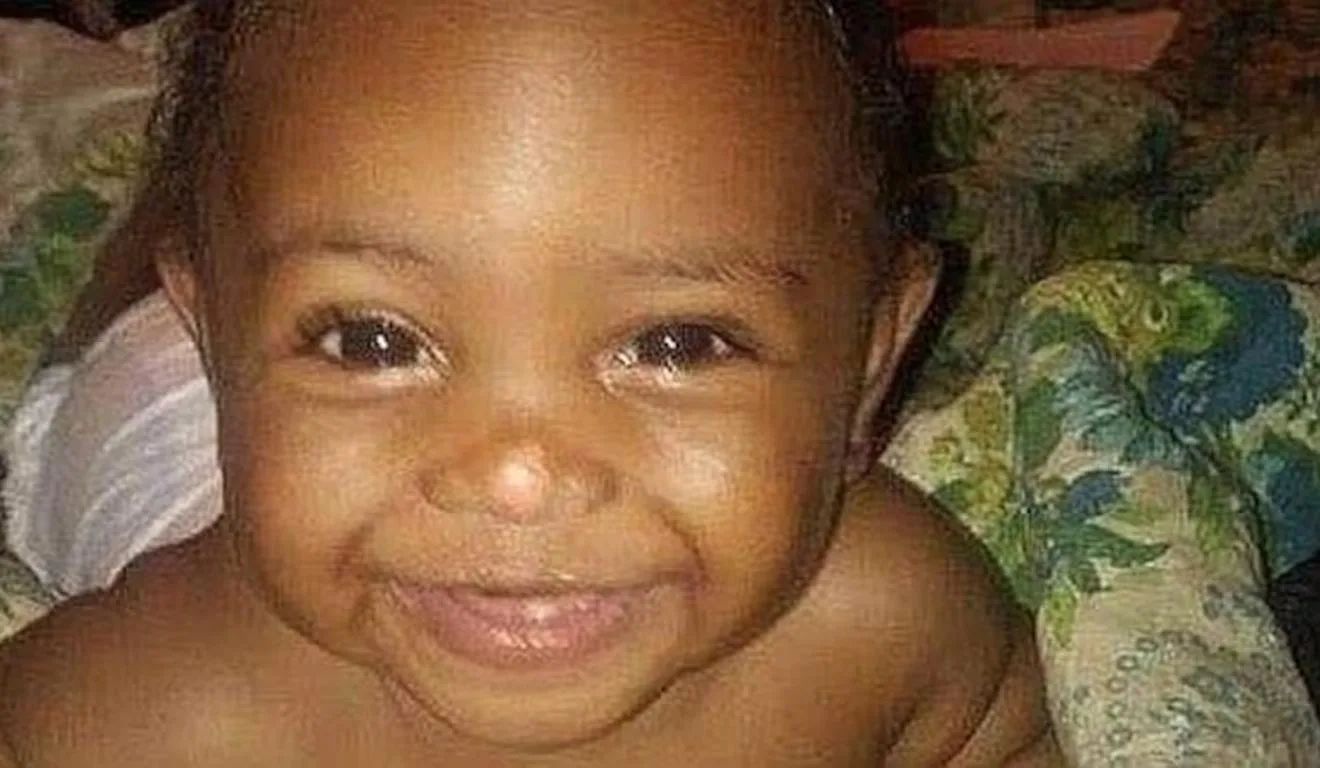 Bebê morre após ser colocada dentro do forno por irmãos mais velhos