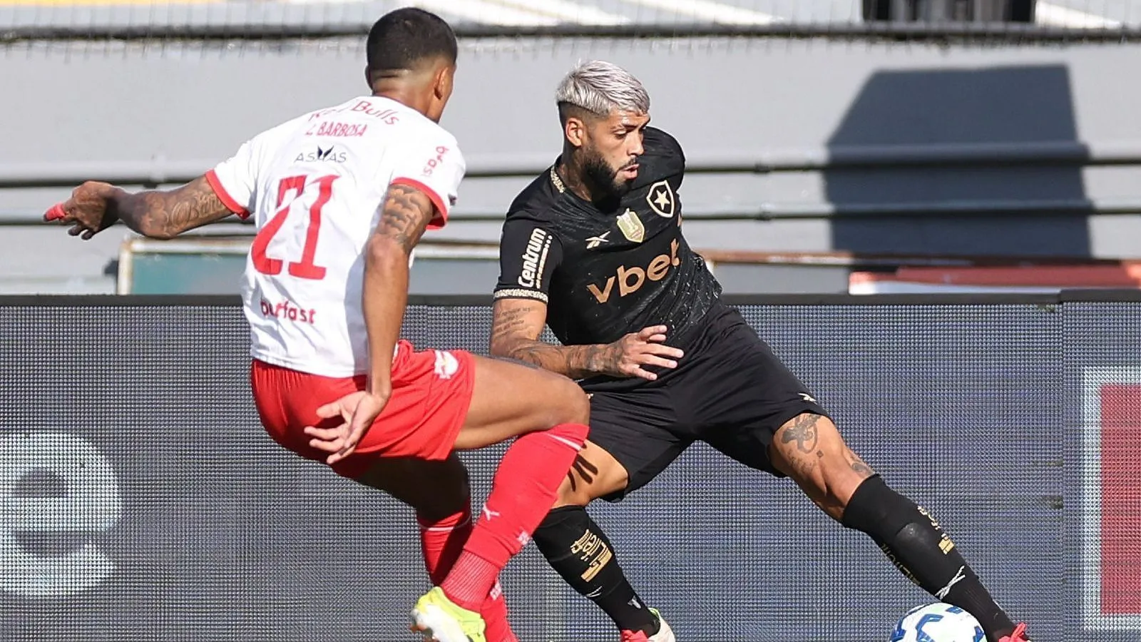 Red Bull Bragantino supera o Botafogo e vence a primeira no Campeonato Brasileiro