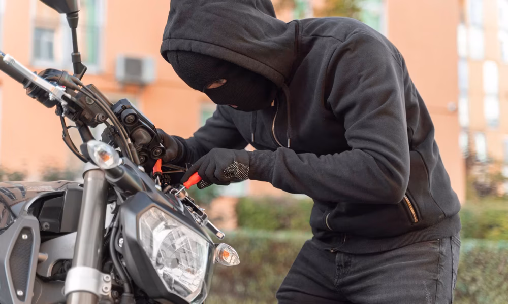 close-up-de-um-homem-se-preparando-para-roubar-uma-motocicleta-1 Foto: @Freepik