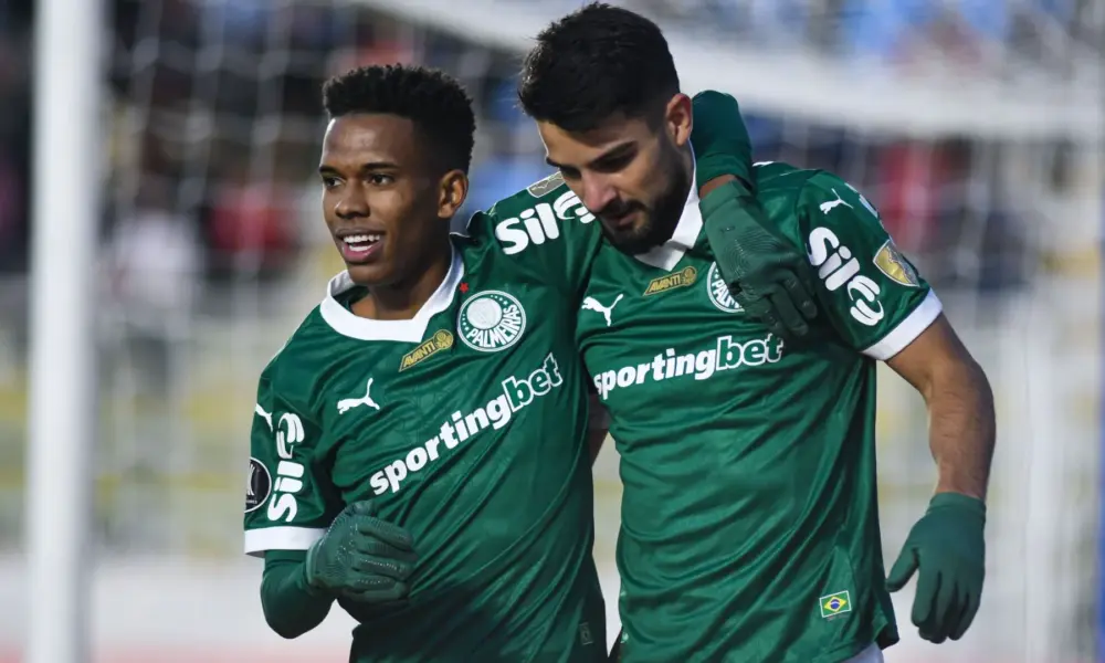 Estêvão e Flaco López comemoram gol do Palmeiras sobre o Bolívar • Reprodução/X @LibertadoresBR