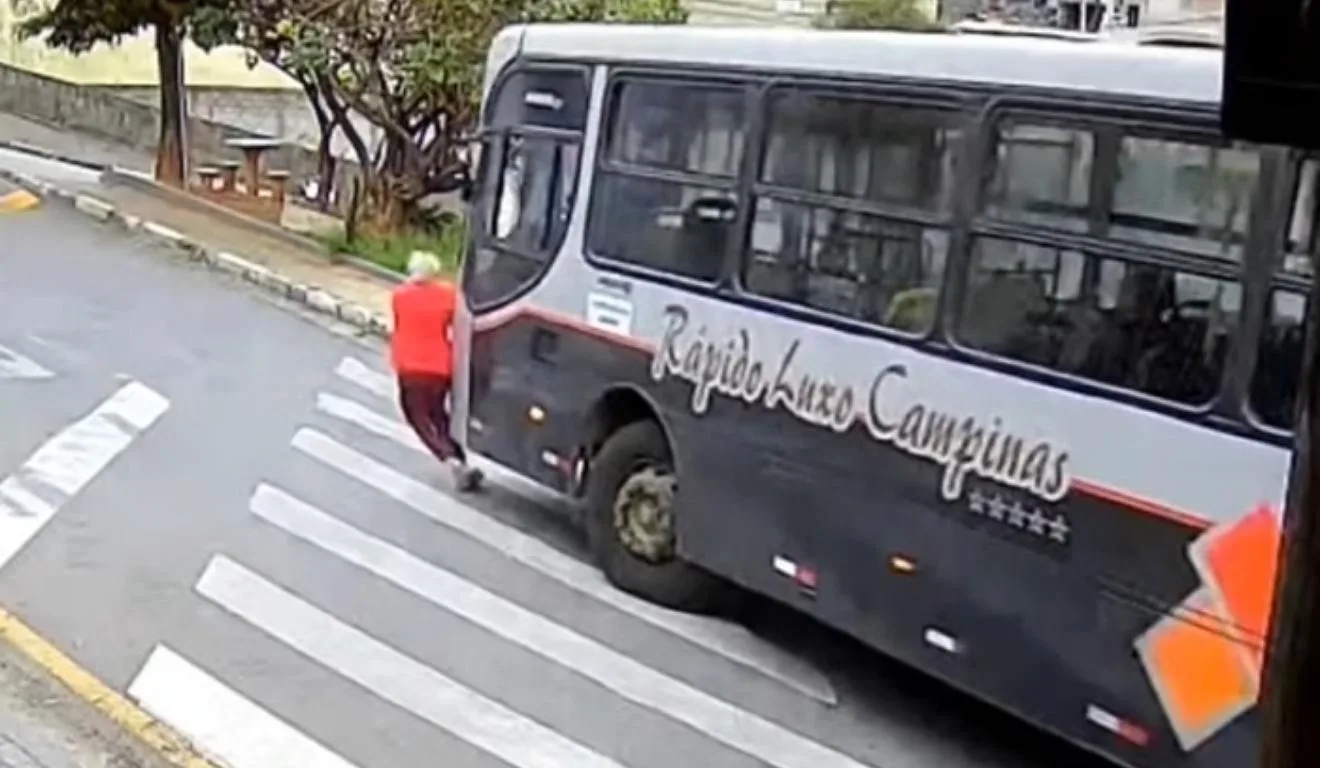 Idosa tem duas pernas amputadas após ser atropelada por ônibus; veja vídeo