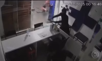 Vídeo mostra membros de facção incendiando uma provedora de internet. — Foto: Reprodução/TV Globo