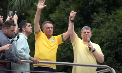 Jair Bolsonaro e Tarcísio de Freitas em ato na Avenida Paulista, em São Paulo (Foto: Reprodução/YouTube)