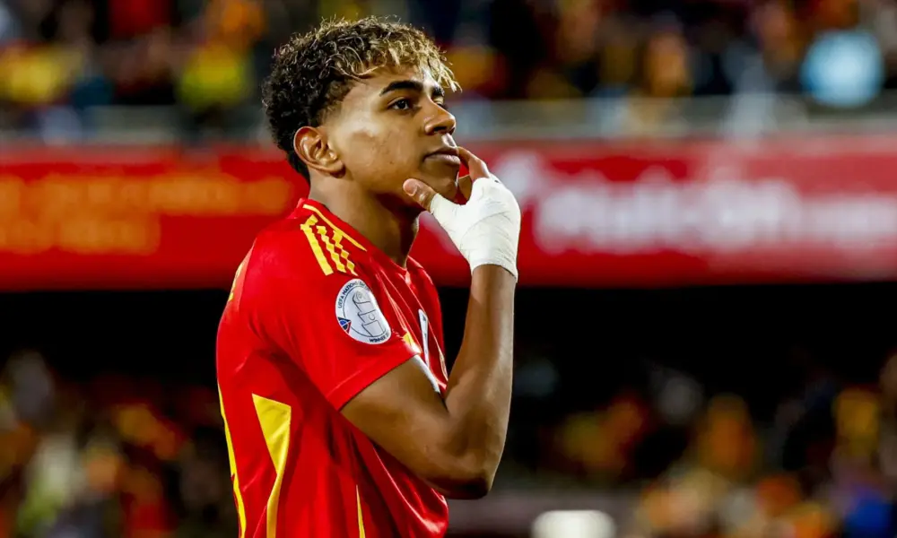 Lamine Yamal comemora gol pela Espanha na Nations League • Marcel ter Bals/DeFodi Images/DeFodi via Getty Images