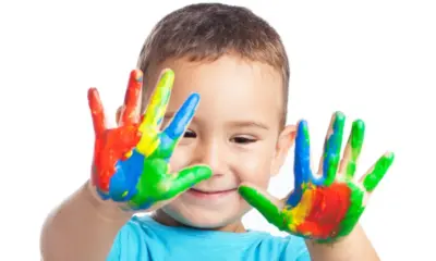 little-boy-with-hands-with-paint-1-1024×596 Uma em cada 30 crianças no Brasil possui TEA (Foto: reprodução/Freepik)