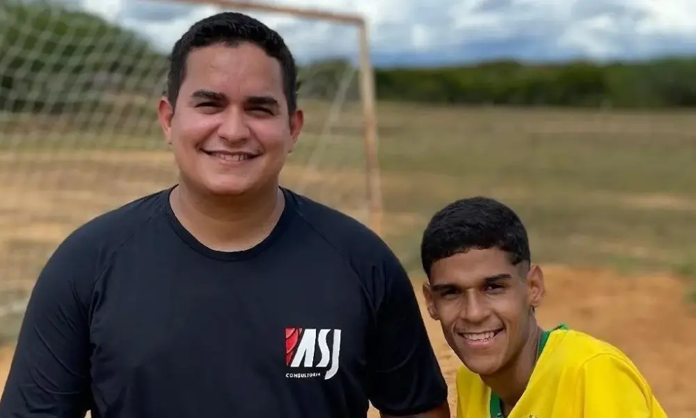 Luva de Pedreiro ao lado de Allan Jesus • Divulgação/Henrique Arcoverde