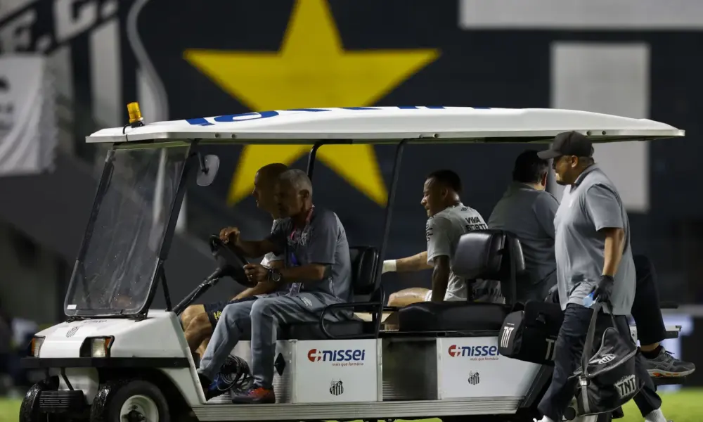 neymar_santos_atletico_mg Neymar deixa Santos x Atlético-MG com nova lesão • Miguel Schincariol/Getty Images)