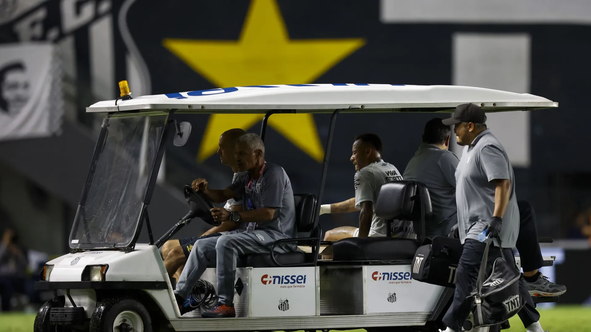 Neymar volta a sentir lesão e deixa partida entre Santos e Atlético-MG chorando