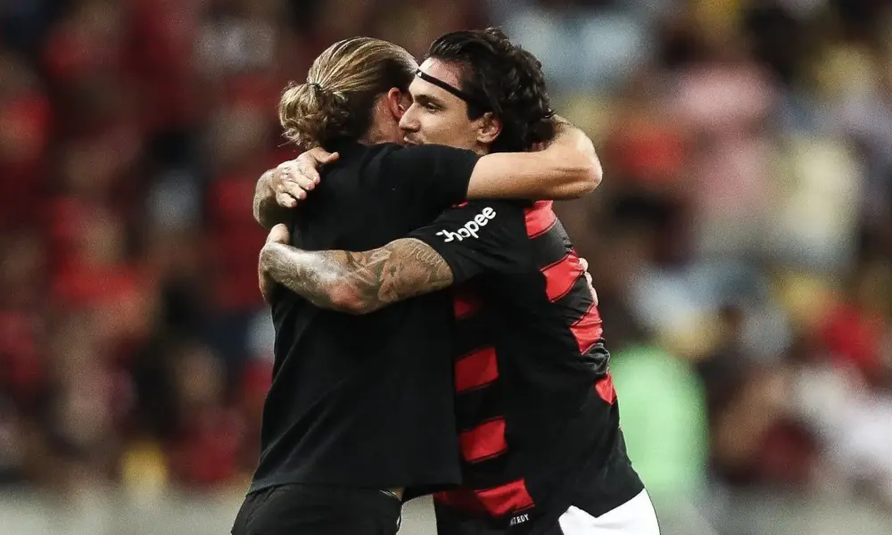 pedro_filipe_luis_flamengo_juventude-e1744856455718 Pedro comemora seu gol contra o Juventude com Filipe Luís • Gilvan de Souza/Flamengo