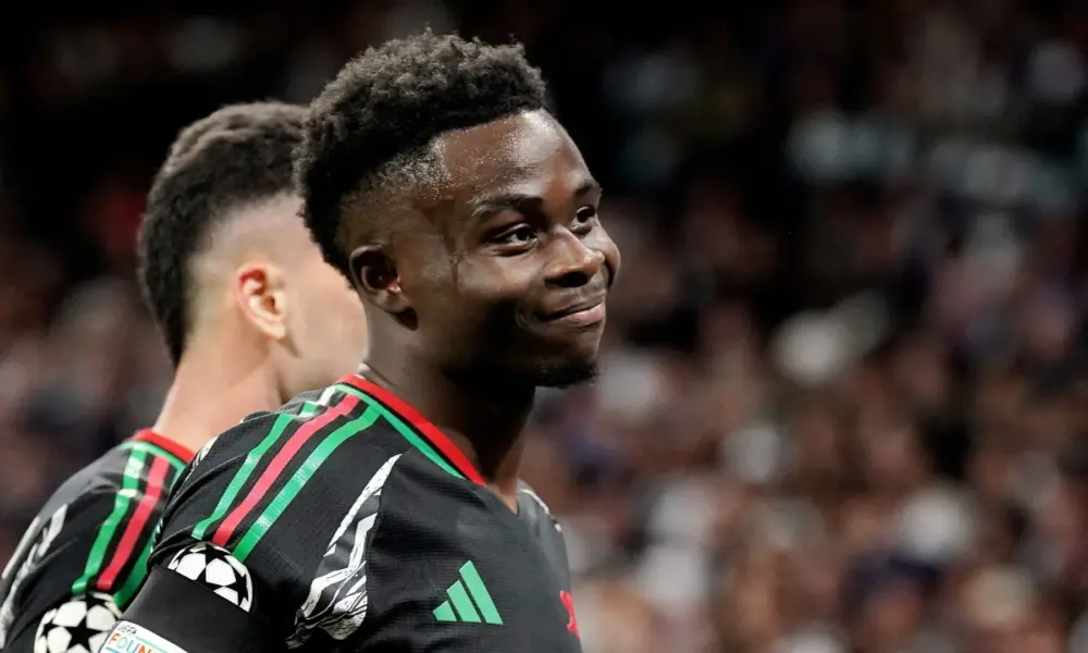 Saka comemorando gol do Arsenal sobre o Real Madrid no Santiago Bernabéu pela Champions • Reprodução/X/Champions League