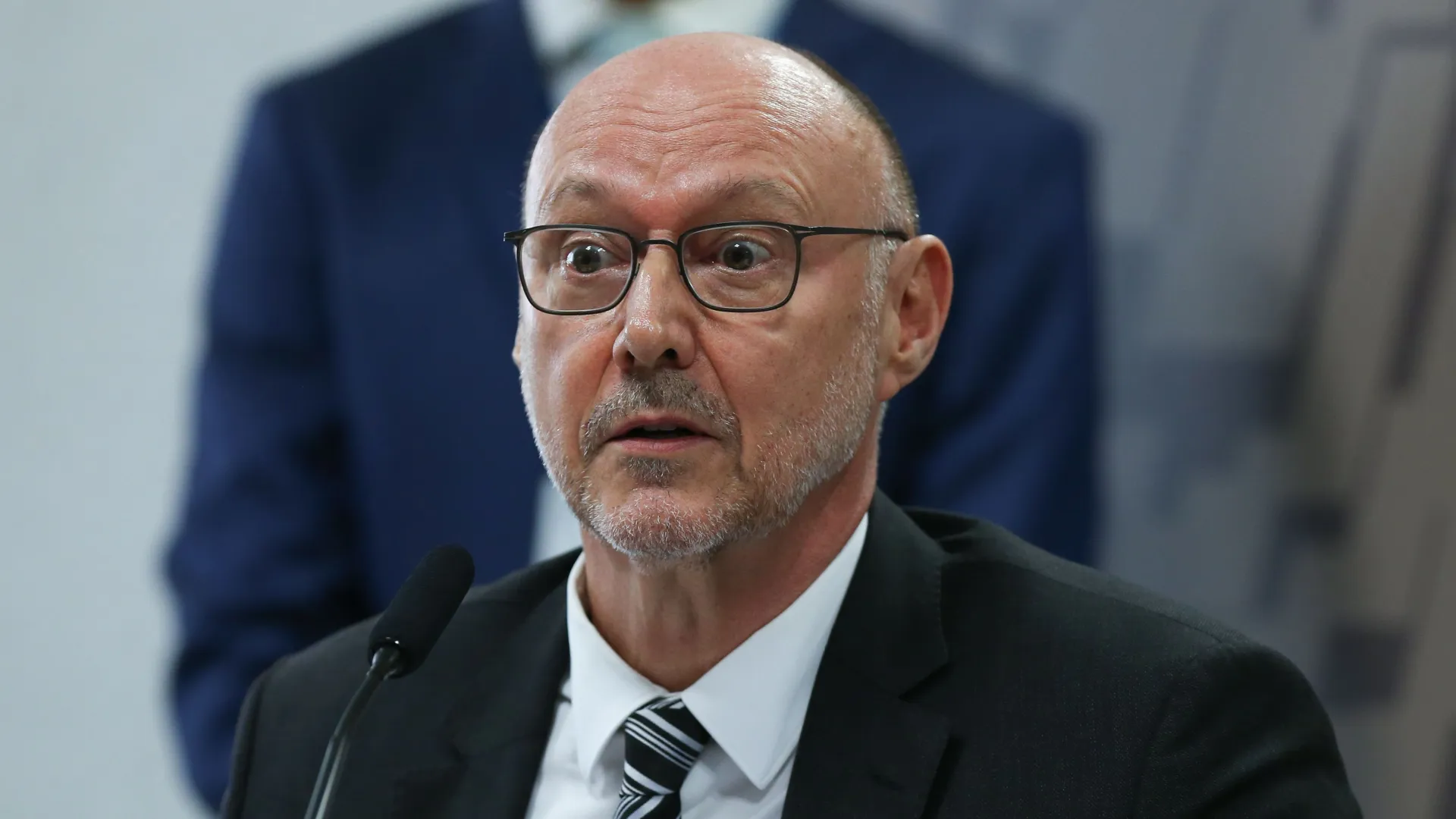 Diretor da Abin é intimado pela Polícia Federal após suposta espionagem contra Paraguai