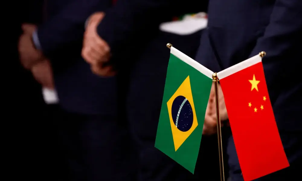 tagreuters.com2024binary_LYNXMPEK8O0MF-FILEDIMAGE Bandeiras de Brasil e China vistas em coletiva de imprensa na embaixada brasileira em Pequim • 14/04/2023REUTERS/Tingshu Wang/Pool