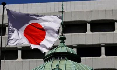 Bandeira do Japão no topo do banco central do Japão • Kim Kyung-Hoon/Reuters