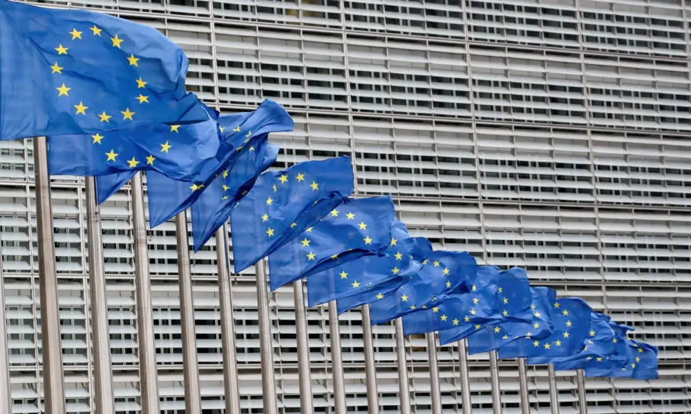 tagreuters.com2024binary_LYNXNPEK2O0GO-FILEDIMAGE Bandeiras da União Europeia do lado de fora da Comissão Europeia, em Bruxelas • 14/07/2021 REUTERS/Yves Herman