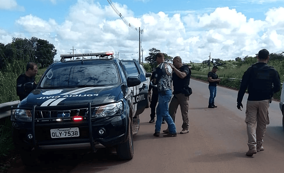 Agentes da Polícia Civil do Acre durante diligência em área rural de Xapuri, onde ocorreu o furto de gado. Foto: cedida.