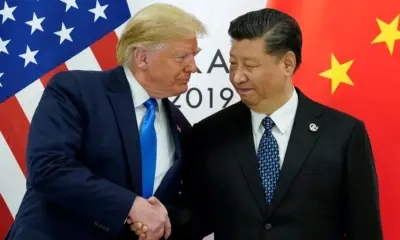 Donald Trump cumprimenta presidente da China, Xi Jinping, durante reunião do G20 em Osaka, no Japão, em 2019 29/06/2019 (Foto: REUTERS/Kevin Lamarque)