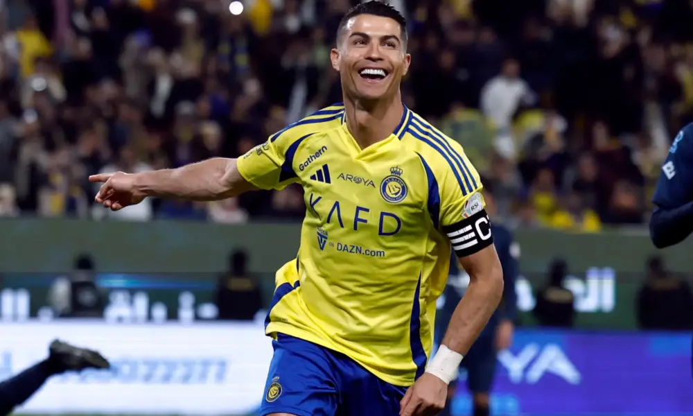Futebol - Saudi Pro League - Al Nassr x Al Okhdood - Al Awwal Park, Riad, Arábia Saudita - 9 de janeiro de 2025 Cristiano Ronaldo, do Al Nassr, comemora seu segundo gol REUTERS/Hamad I Mohammed