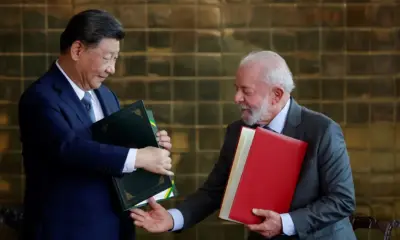 O presidente do Brasil, Luiz Inácio Lula da Silva, e o presidente da China, Xi Jinping, participam da assinatura de acordos bilaterais em Brasília, Brasil, em 20 de novembro de 2024. REUTERS/Adriano Machado/Foto de Arquivo.
