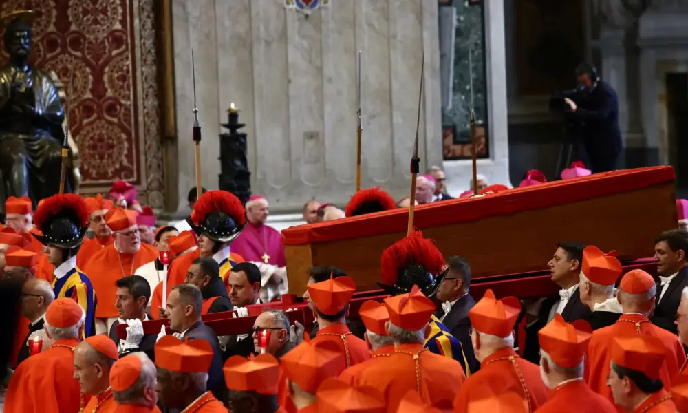 2025-04-23T093045Z_1496714838_RC2K3EAMEKV6_RTRMADP_3_POPE-FRANCIS-PROCESSION 2025-04-23T093045Z_1496714838_RC2K3EAMEKV6_RTRMADP_3_POPE-FRANCIS-PROCESSION