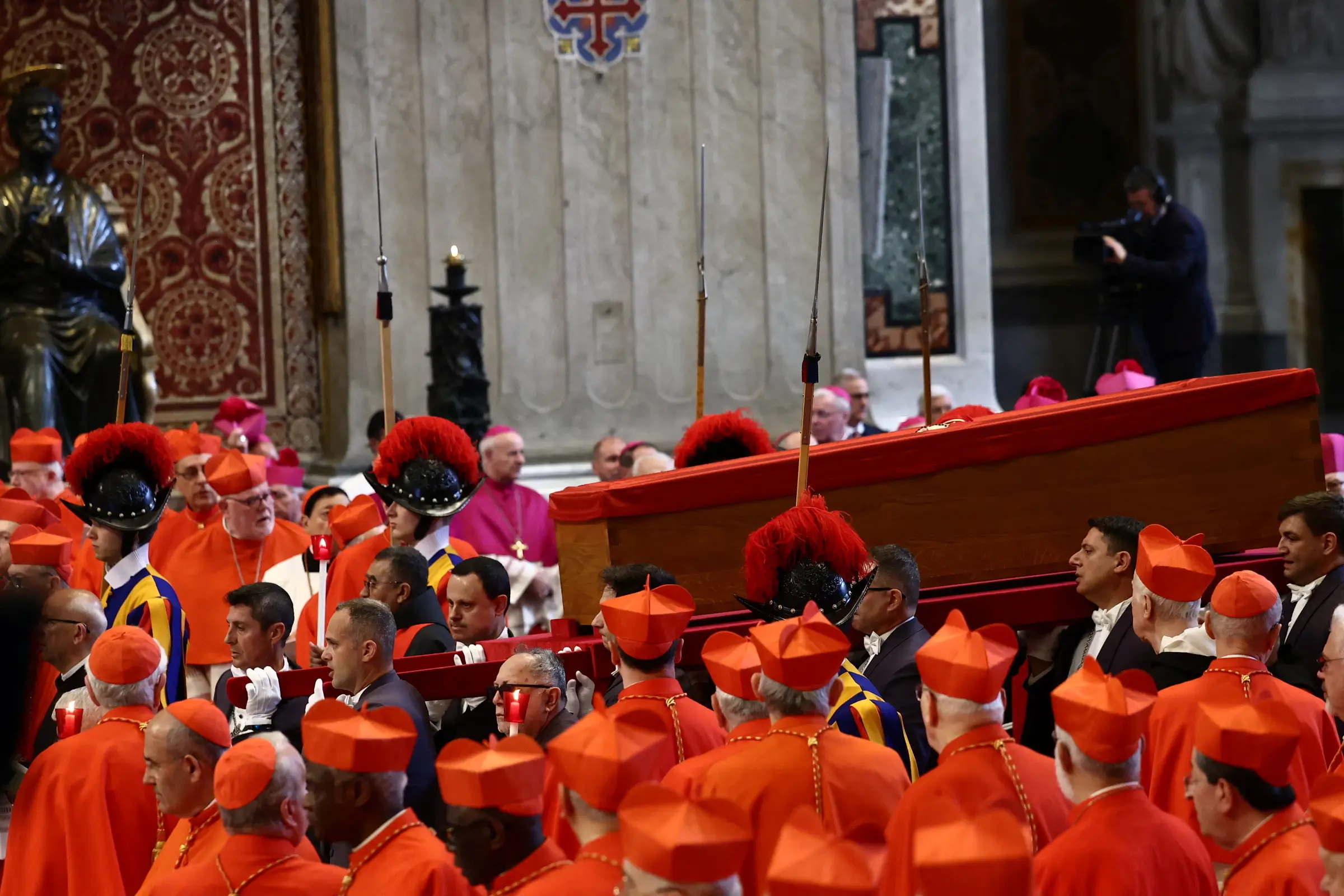 133 cardeais chegam a Roma para conclave que escolherá novo papa
