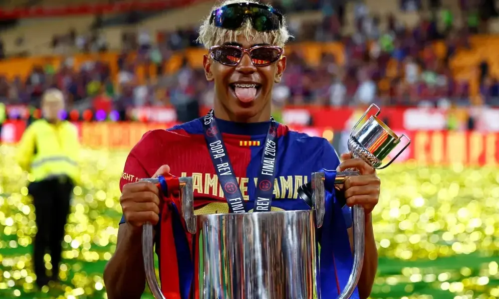Futebol - Copa del Rey - Final - FC Barcelona x Real Madrid - Estádio de La Cartuja, Sevilha, Espanha - 26 de abril de 2025. Lamine Yamal, do FC Barcelona, celebra com o troféu após vencer a Copa del Rey. REUTERS/Borja Suarez TPX IMAGES OF THE DAY