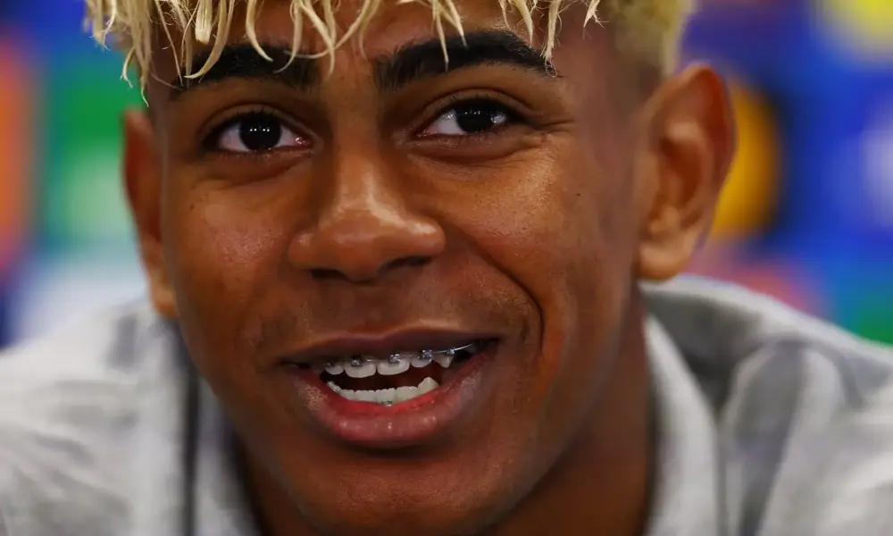 2025-04-29T112709Z_1102419692_UP1EL4T0VT84K_RTRMADP_3_SOCCER-CHAMPIONS-BAR-INT-PREVIEW Futebol - Liga dos Campeões - Coletiva de Imprensa do FC Barcelona - Ciutat Esportiva Joan Gamper, Barcelona, Espanha - 29 de abril de 2025. Lamine Yamal, do FC Barcelona, durante a coletiva de imprensa. REUTERS/Albert Gea