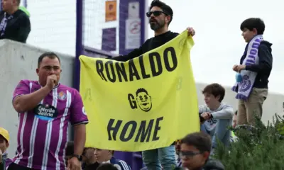 2025-05-03T181611Z_1388849462_UP1EL531EQX67_RTRMADP_3_SOCCER-SPAIN-VLD-BAR-REPORT Torcedores do Real Valladolid protestam com um banner direcionado ao proprietário Ronaldo dentro do estádio antes da partida. REUTERS/Isabel Infantes.