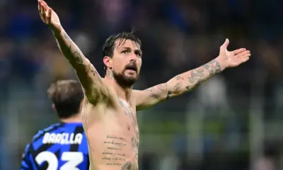 Francesco Acerbi, do Inter de Milão, celebra após marcar o terceiro gol da equipe. REUTERS/Daniele Mascolo.