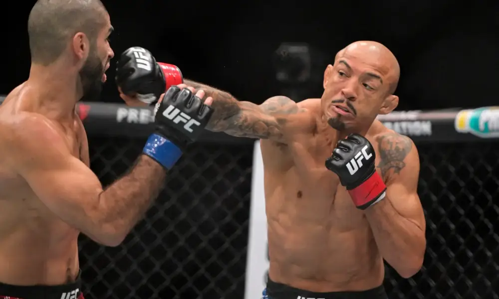 10 de maio de 2025; Montreal, Quebec, CANADÁ; José Aldo (luvas vermelhas) enfrenta Aiemann Zahabi (luvas azuis) durante o UFC 315 no Bell Centre. Crédito obrigatório: Eric Bolte-Imagn Images.