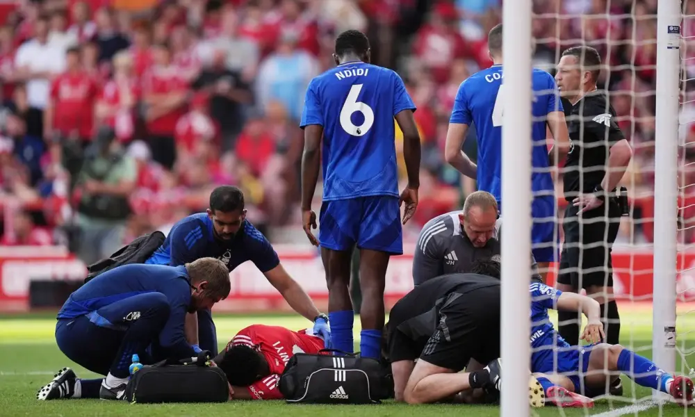 Taiwo Awoniyi, do Nottingham Forest, recebe atendimento médico após sofrer uma lesão. REUTERS/Maja Smiejkowska